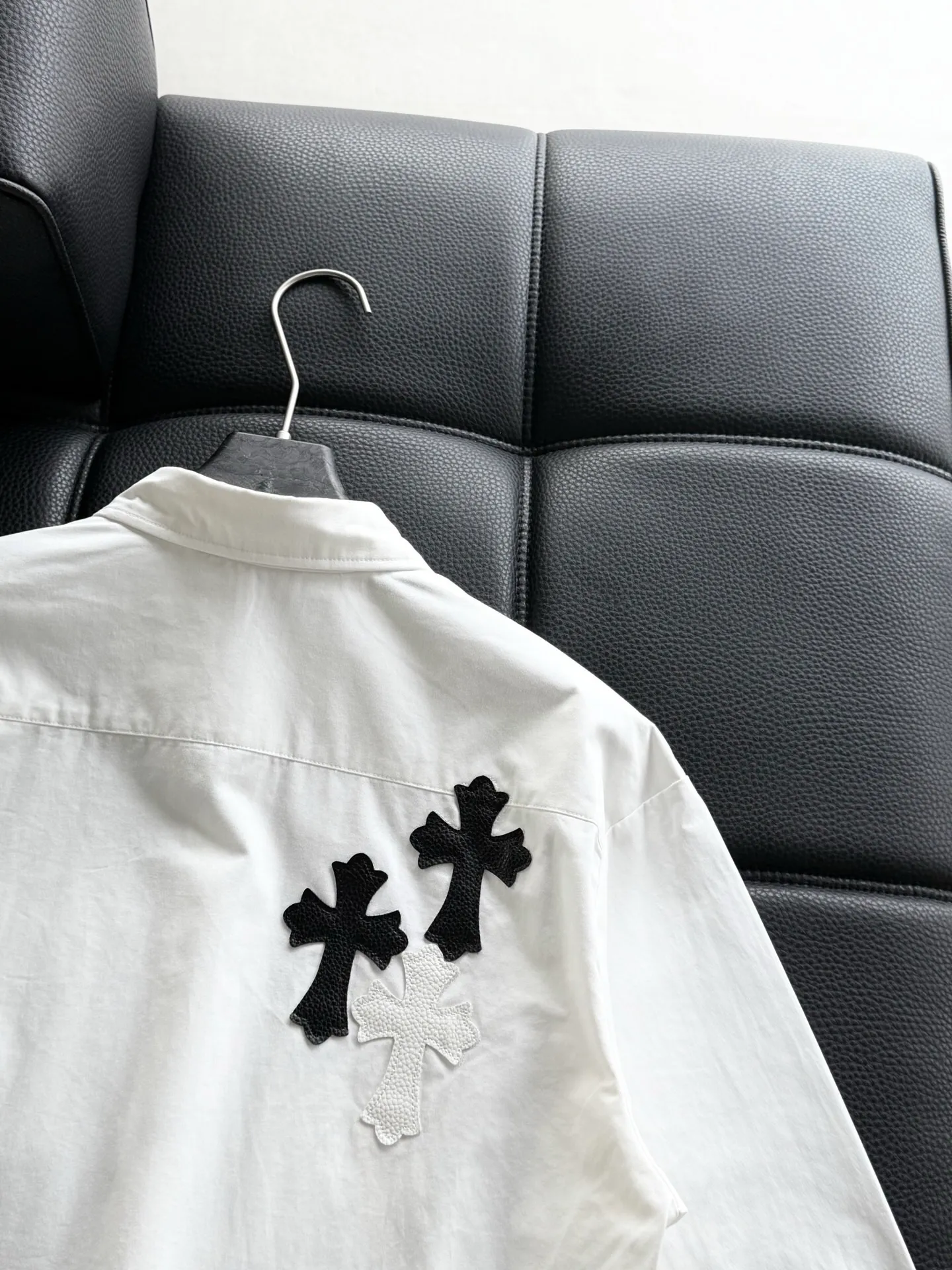 P510 Chrome Hearts leather cross leather embroidery shirt jacket! OS version can be worn by both men and women! The fabric is made of twill gauze cotton fabric! The texture is clear and smooth, not easy to wrinkle or fade! The embroidery process is complex and repetitive, and the requirements for the embroidery machine are very strict. The distance is always 45 centimeters! It won’t work if the spacing is too big, and it won’t work if it’s too small! The hardware is all carved and cast. This piece of clothing consumes a lot of material. More than 3 meters of material is used for one piece of clothing! After the garment is made, it needs to be fixed at high temperature, washed at a water temperature of more than 70 degrees, and softened by adding softener to make the upper body softer and smoother!   Color: black white Size: m-3xl Style number: 5879➕3731